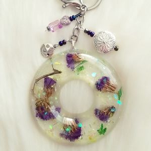 Resin O keychain whit dried flowers